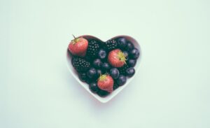 cuenco en forma de corazón con fresas